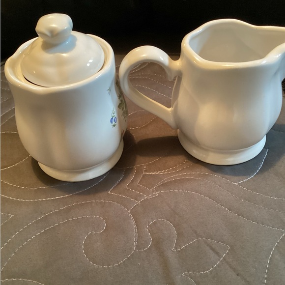 Vintagewhite porcelain  creamer and sugarr bowl with lid - Picture 6 of 6